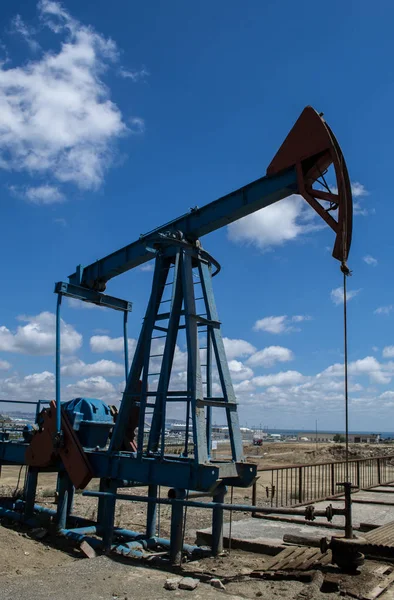 Bakü 'nün banliyölerinde petrol kuleleri. Azerbaycan