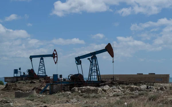 Bakü 'nün banliyölerinde petrol kuleleri. Azerbaycan