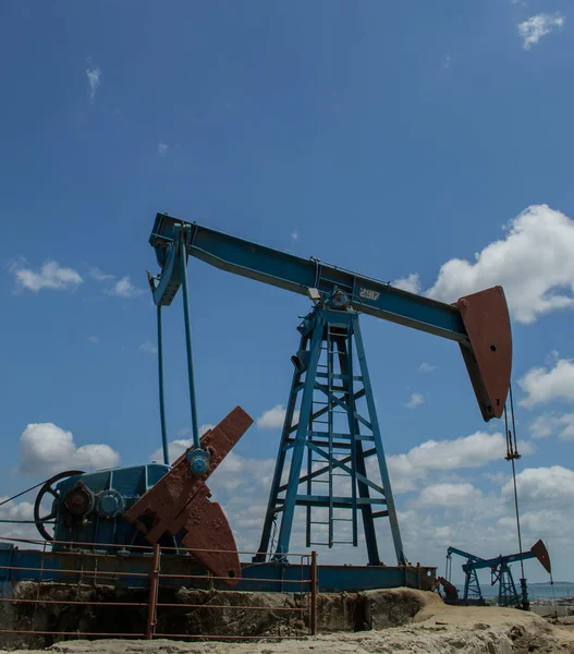 Bakü 'nün banliyölerinde petrol kuleleri. Azerbaycan