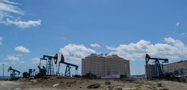 Bakü 'nün banliyölerinde petrol kuleleri. Azerbaycan