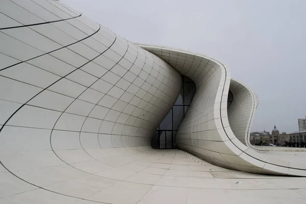 Beyaz plinths, arka plan kavisli çizgiler