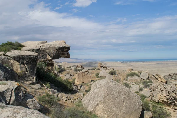Azerbaycan 'da Bakü yakınlarında Gobustan Milli Parkı antik kayalar, kaya yolu ve dağlar.