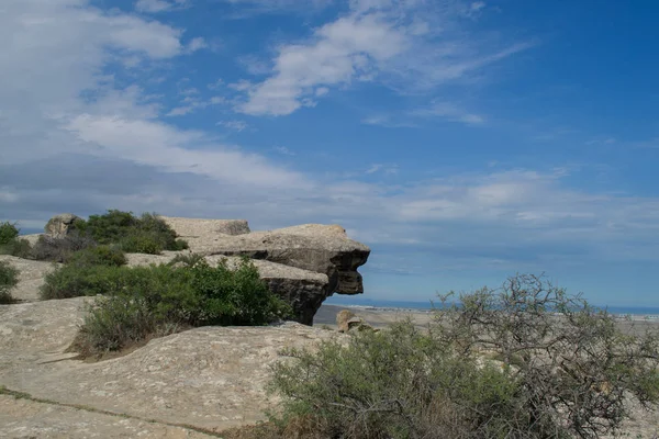 Azerbaycan 'da Bakü yakınlarında Gobustan Milli Parkı antik kayalar, kaya yolu ve dağlar.