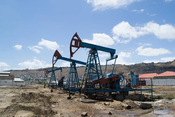 Bakü 'nün banliyölerinde petrol kuleleri. Azerbaycan