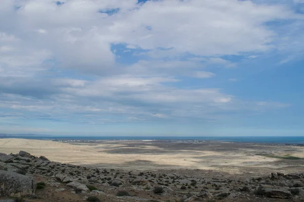 Azerbaycan 'da Bakü yakınlarında Gobustan Milli Parkı antik kayalar, kaya yolu ve dağlar.