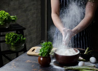 Fırın yapmaya hazırlanan bir adamın etrafında un uçurmak