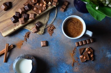 Çikolata ve sütlü sabah kahvesi.