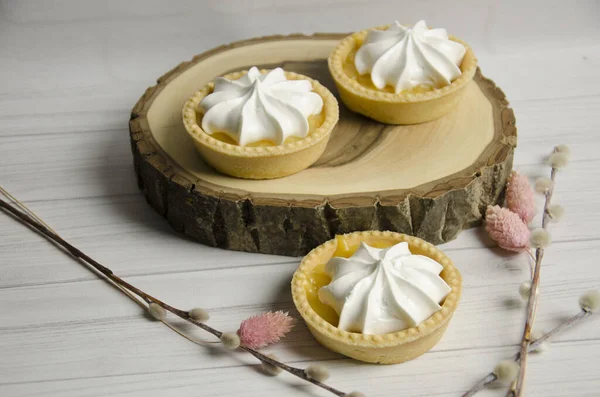 Tahta tepside lezzetli limonlu tart kekleri