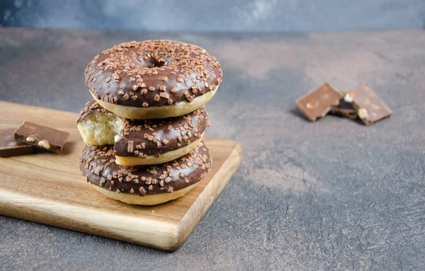 Lezzetli çikolatalı donut kulesi, yakın plan.