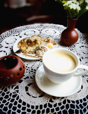 Kafede kahve molası, muzlu-çikolatalı tatlıya odaklanalım. 