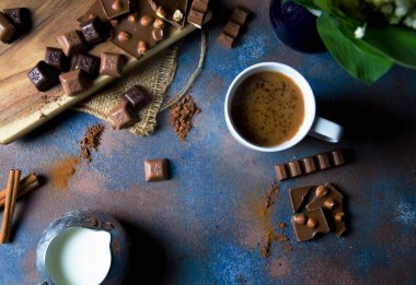 Süt, koyu çikolata ve bir fincan kahveyle lezzetli atıştırmalıklar.