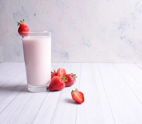 Yaz içeceği: lezzetli çilekli milkshake ve taze çilek.