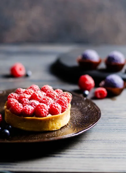 Ahududu ve şekerli tart tatlısı, ahududulara odaklan.