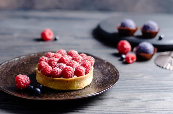 Ahududu süslemesi odaklı tart keki.
