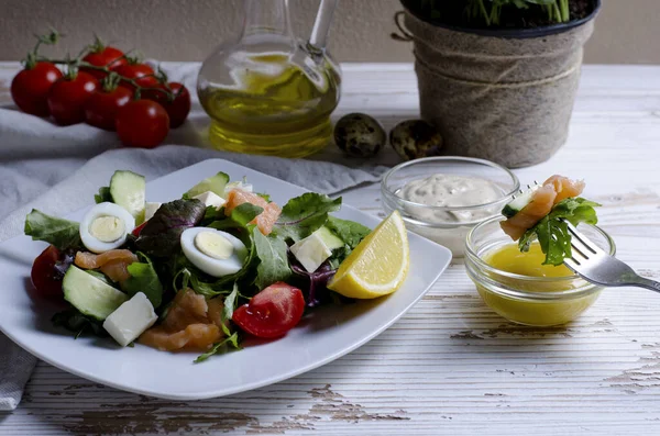 Arka planda beyaz tabakta taze sebze salatası.