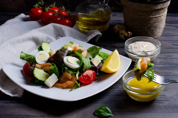 Beyaz tabak üzerine odaklanmış somon salatası.