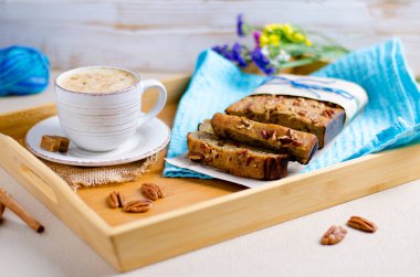 Fındıklı tatlı ekmek, ekmek dilimlerine odaklanmış, kapuçinolu tatlı atıştırmalığı.