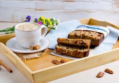 Cevizli muzlu ekmek ve bir fincan kahve.