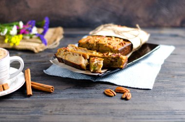 Ev yapımı cevizli turta, koyu tabakta bir fincan kahve, turta dilimlerine odaklan.