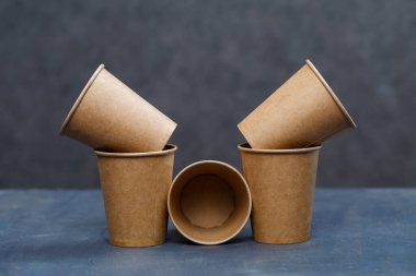 İçmek için kağıt bardaklar, bulaşıklar. Çevre dostu malzemelerden yapılmış tek kullanımlık karton tabaklar. Doğayı tıkamıyor mu? Çevre dostu, tek kullanımlık, yeniden kullanılabilir, gübrelenebilir yemekler..