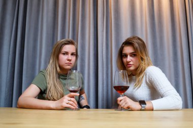 Evdeki masada gözlüklü neşeli genç kızlar.