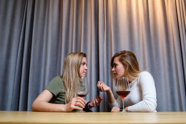 Evdeki masada gözlüklü neşeli genç kızlar.