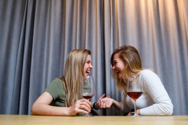 Evdeki masada gözlüklü neşeli genç kızlar.