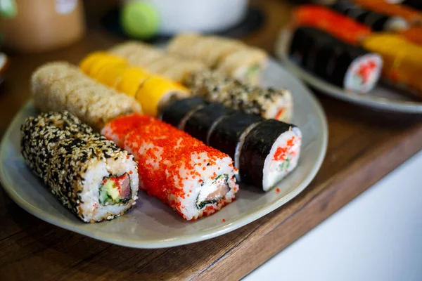 Déposer Les Sushis Avec Les Graines Sésame Caviar Poisson Rouge — Photo