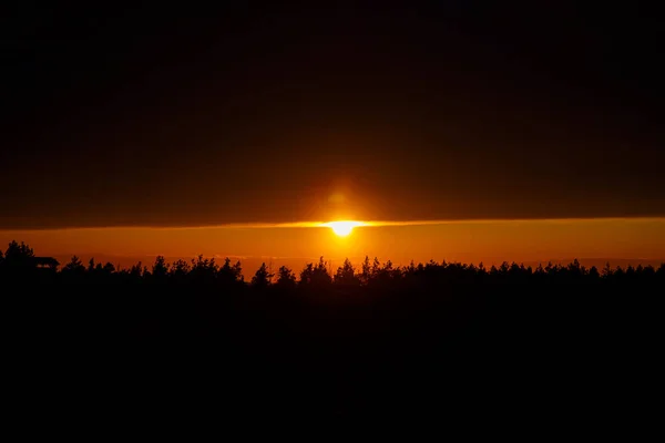 Όμορφη Θέα Ηλιοβασίλεμα Πορτοκαλί Ήλιος Πηγαίνει Πέρα Από Τον Ορίζοντα — Φωτογραφία Αρχείου