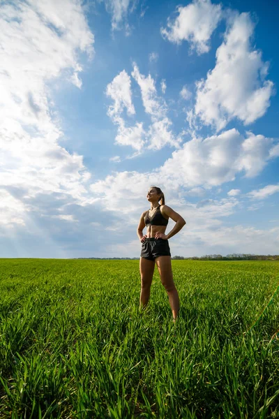 Привлекательная Спортсменка Занимается Разминкой Свежем Воздухе Упражнениями Мышц Молодая Женщина — стоковое фото