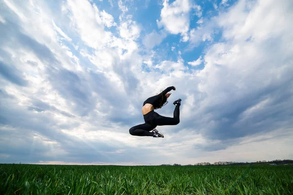 Joven Gimnasta Profesional Está Saltando Naturaleza Contra Cielo Azul Chica — Foto de Stock