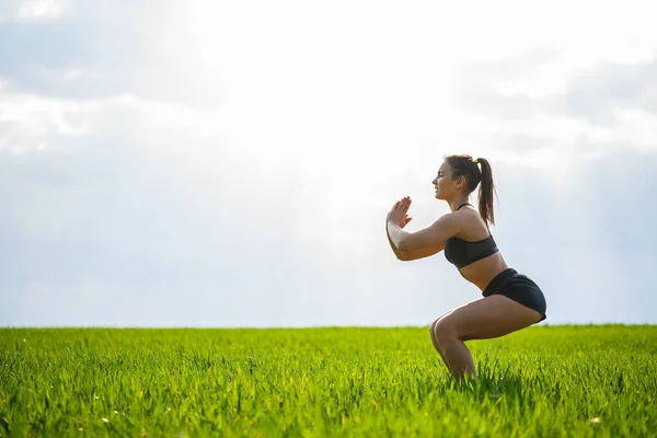 Chica Atleta Hace Sentadillas Naturaleza Ejercicios Para Las Nalgas Mujer — Foto de Stock