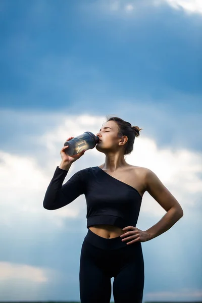 Una Chica Aspecto Europeo Con Una Estructura Deportiva Top Negro — Foto de Stock