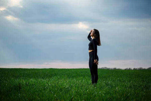 Jonge Aantrekkelijke Brunette Vrouw Natuur Het Dragen Van Zwarte Legging — Stockfoto