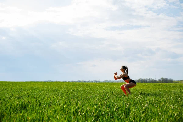 Atleta Menina Faz Agachamentos Natureza Exercícios Para Nádegas Jovem Entrar — Fotografia de Stock