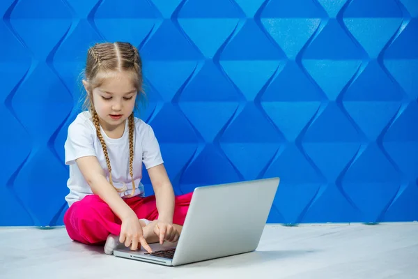 Anni Ragazza Una Shirt Bianca Siede Sul Pavimento Con Computer — Foto Stock