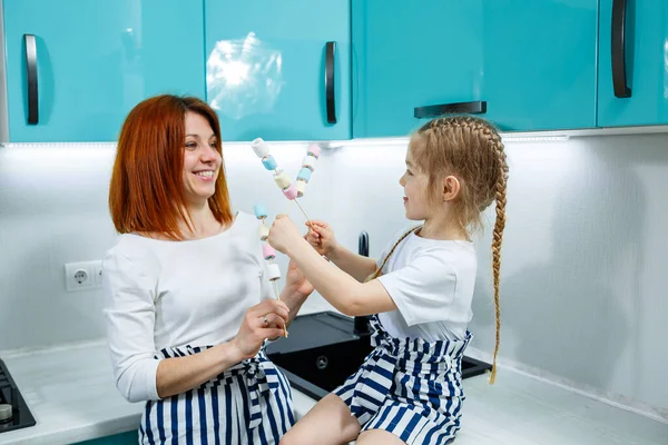 Mamma Figlia Nella Cucina Turchese Stanno Giocando Con Marshmallow Belle — Foto Stock