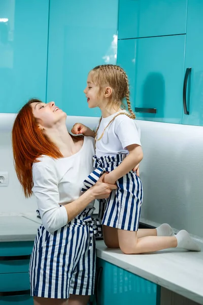 Mamma Figlia Cucina Cucinano Mangiano Abbracciano Concetto Famiglia Felice Relazioni — Foto Stock