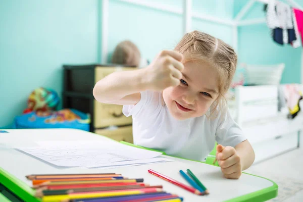 Niña Dibuja Mientras Sienta Una Mesa Una Habitación Contra Fondo — Foto de Stock