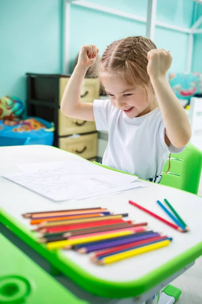 Liten Flicka Ritar När Sitter Vid Ett Bord Ett Rum — Stockfoto