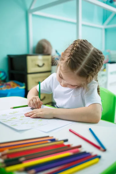 Retrato Una Linda Niña Mirando Cámara Sonriendo Mientras Dibuja Hace — Foto de Stock