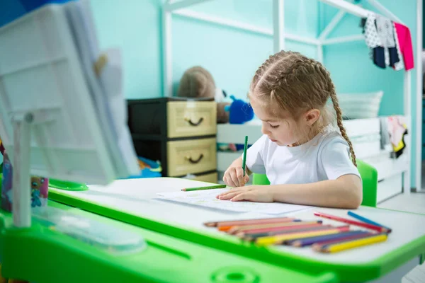 Retrato Una Linda Niña Mirando Cámara Sonriendo Mientras Dibuja Hace — Foto de Stock