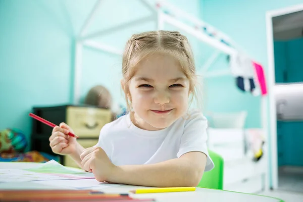 Förtjusande Liten Flicka Ritning Med Pennor Hemma Sitter Vid Bordet — Stockfoto