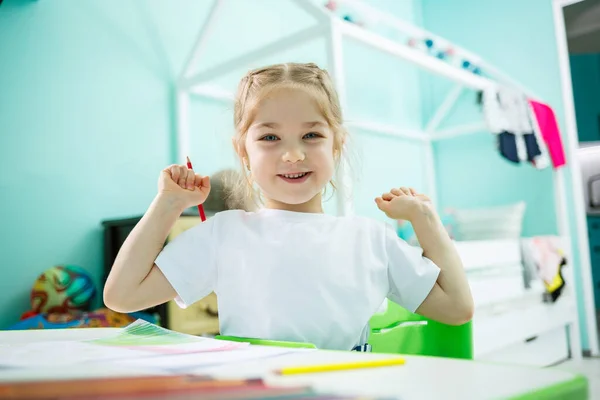 Adorabile Bambino Ragazza Disegno Con Matite Casa Seduta Tavola Bambino — Foto Stock