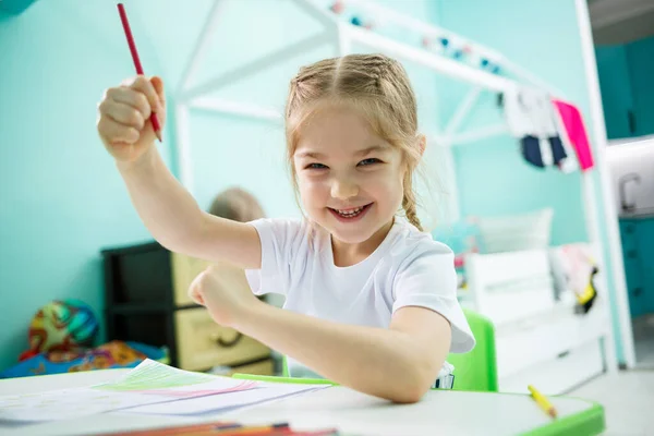 Adorabile Bambino Ragazza Disegno Con Matite Casa Seduta Tavola Bambino — Foto Stock