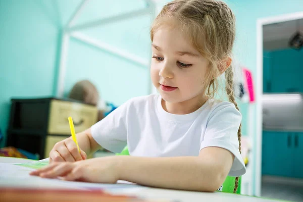 Adorabile Bambino Ragazza Disegno Con Matite Casa Seduta Tavola Bambino — Foto Stock