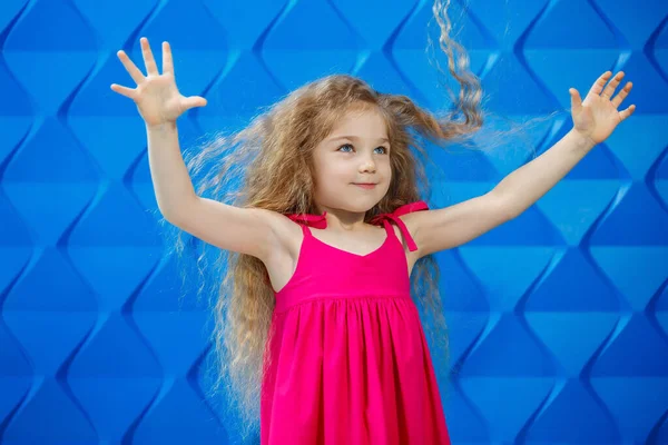 Menina Com Cabelo Encaracolado Longo Vestido Rosa Fundo Azul Dança — Fotografia de Stock