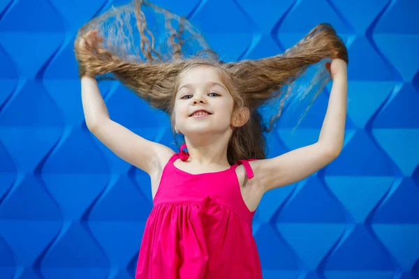 Menina Com Cabelo Encaracolado Longo Vestido Rosa Fundo Azul Dança — Fotografia de Stock