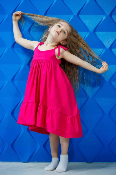 Menina Com Cabelo Encaracolado Longo Vestido Rosa Fundo Azul Dança — Fotografia de Stock