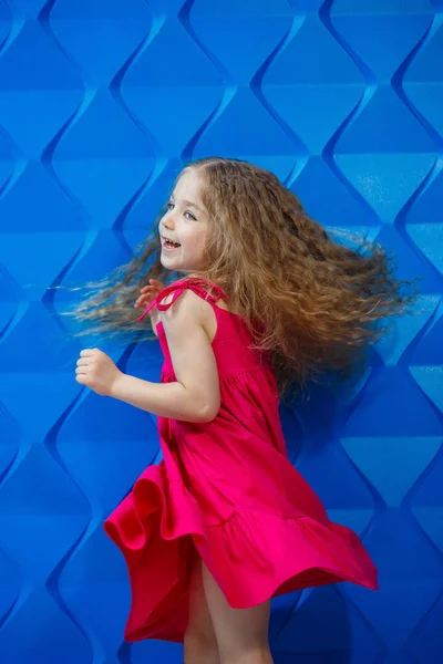 Menina Com Cabelo Encaracolado Longo Vestido Rosa Fundo Azul Dança — Fotografia de Stock